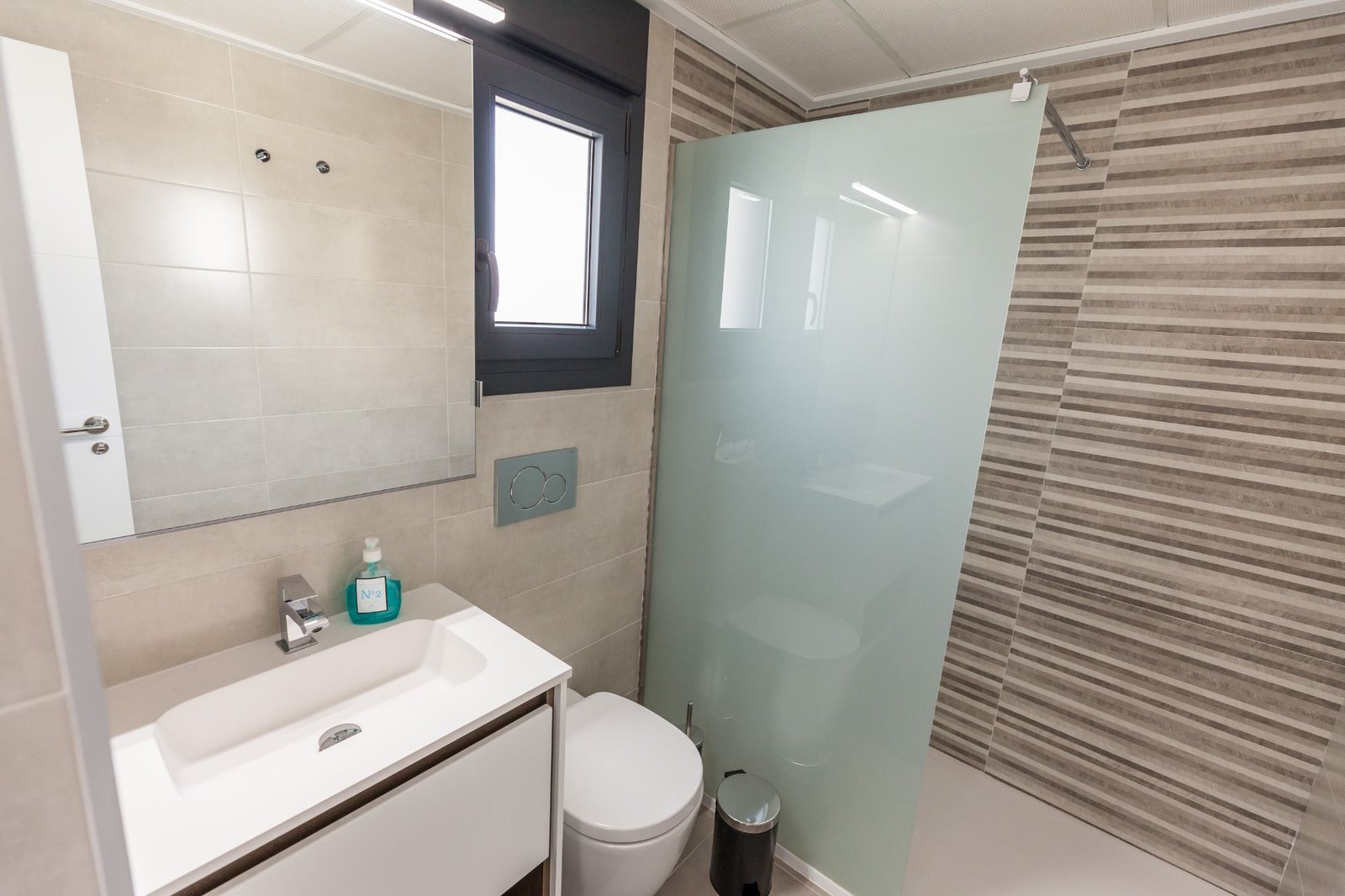 Badkamer met inloopdouche en wastafel