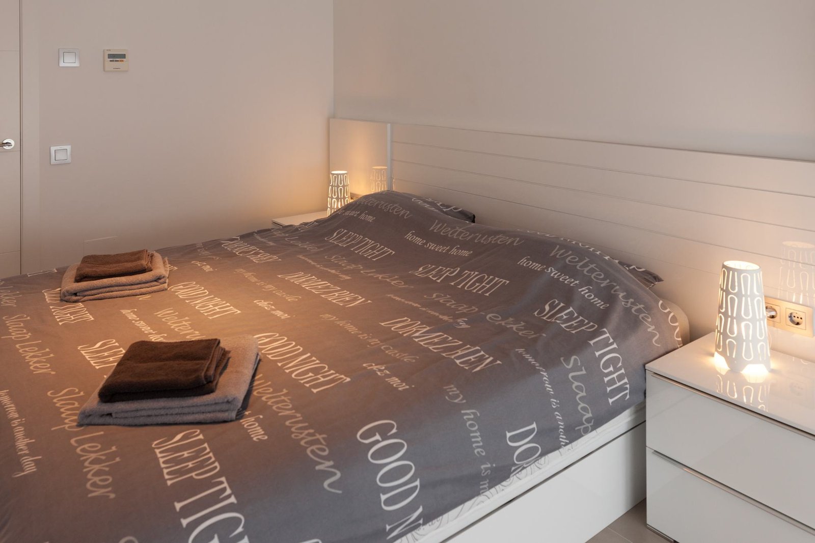 Slaapkamer met tweepersoonsbed en sfeerverlichting