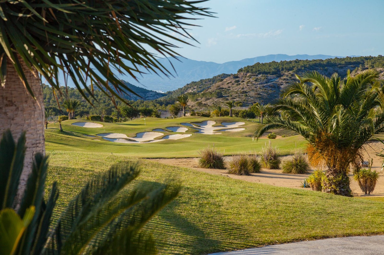 Golfbaan van Vistabella Golf met bunkers en bergen op de achtergrond