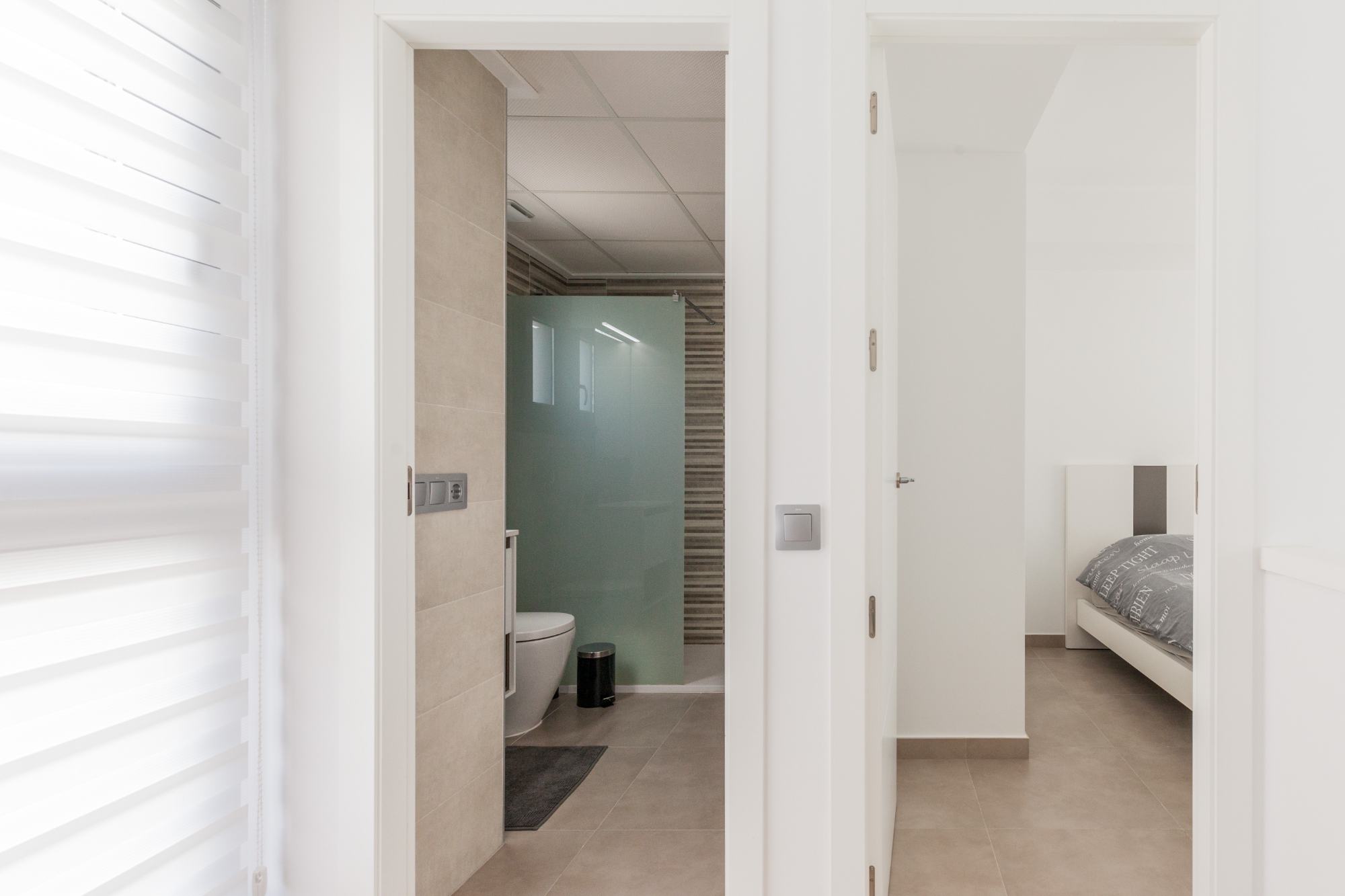 Gang met zicht op badkamer en slaapkamer