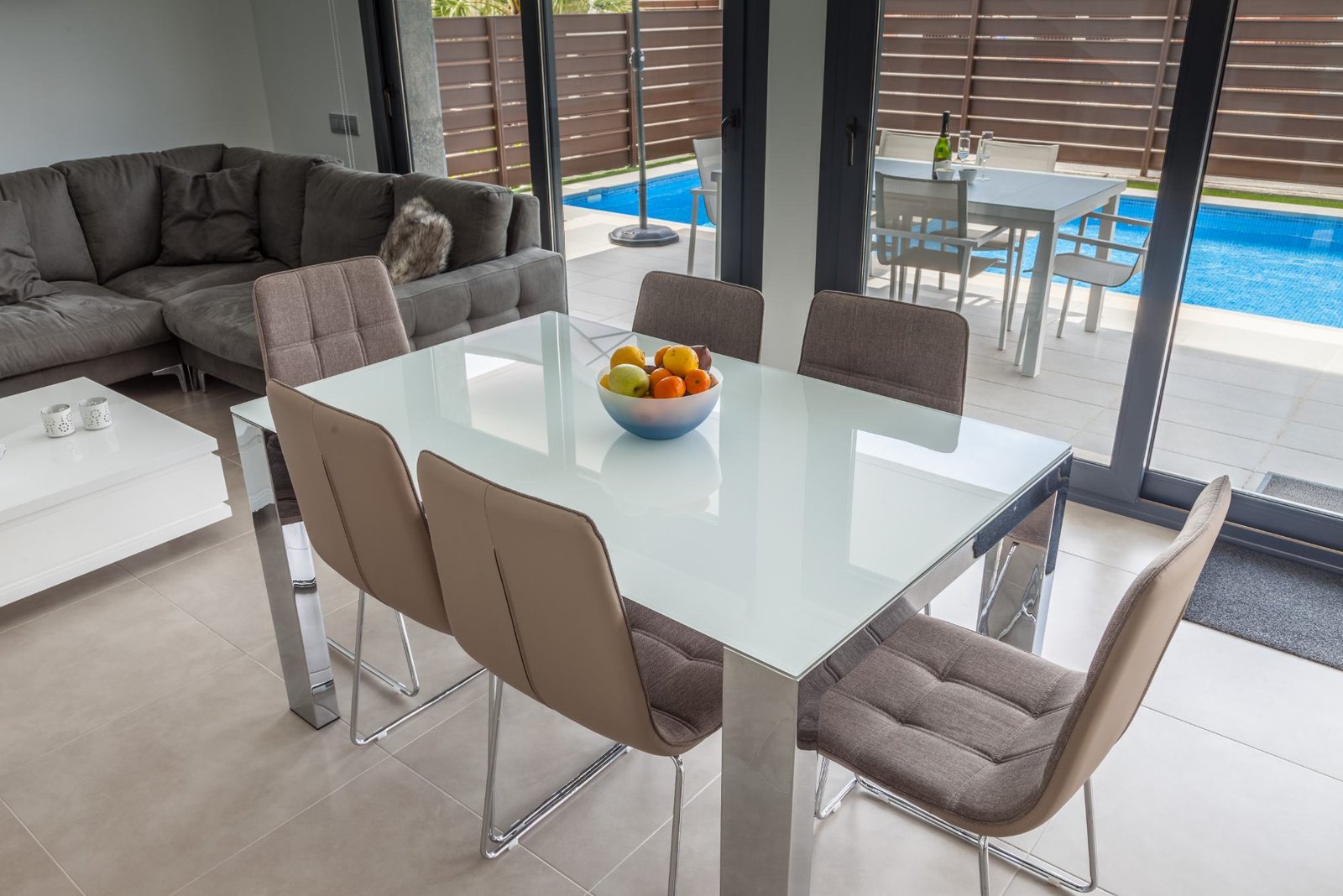 Eettafel met zicht op het zwembad