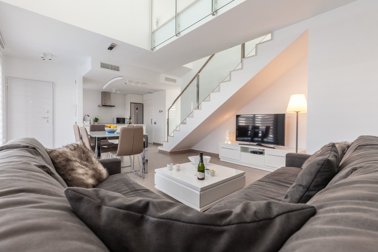 Woonkamer met zithoek en eettafel